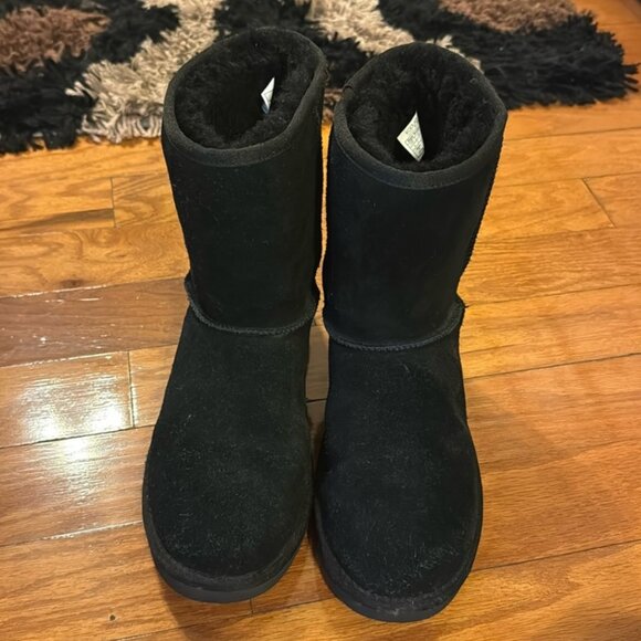 Koolaburra Shoes - These are Women's Koolaburra by UGG classic short winter boots.